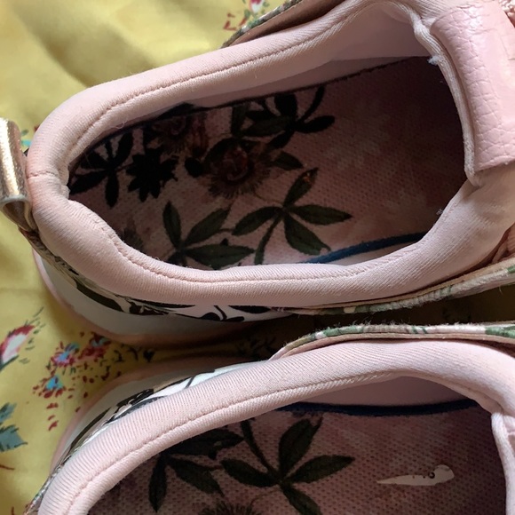 Pink Ted Baker sneakers w rose gold accents,  EUC Sz 5.5(?) - Picture 6 of 8
